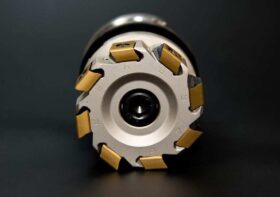 Urządzenia CNC w obróbce metalu – informacje techniczne