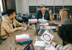 Gadżety reklamowe w materiałach identyfikacyjnych firm